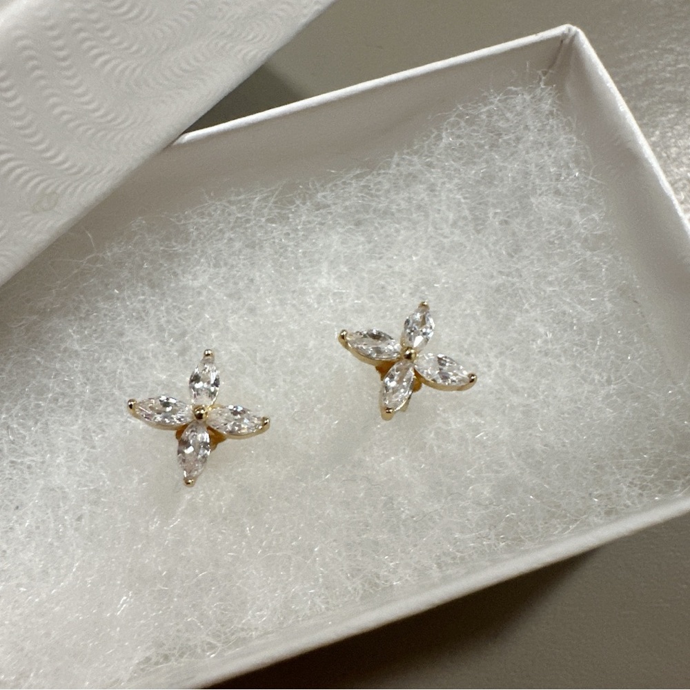 Flower stud earrings